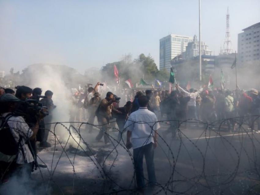 99demo-depan-istana.jpg