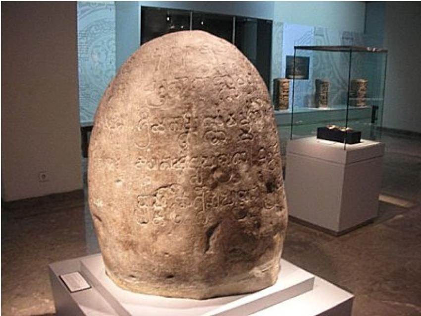 97Wujud_prasasti_tugu.jpg