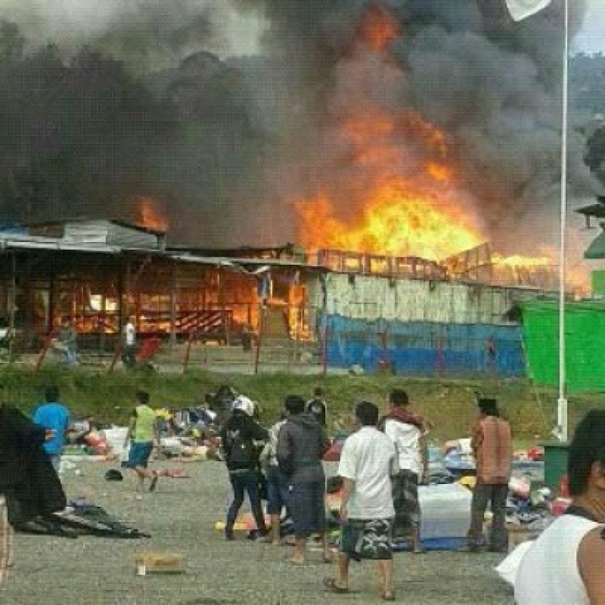 80MasjidDibakar.jpg