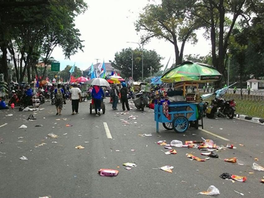 95sampah_demo_buruh.jpg