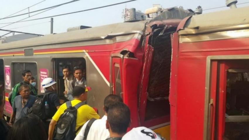 27tabrakan_stasiun_juanda.jpg
