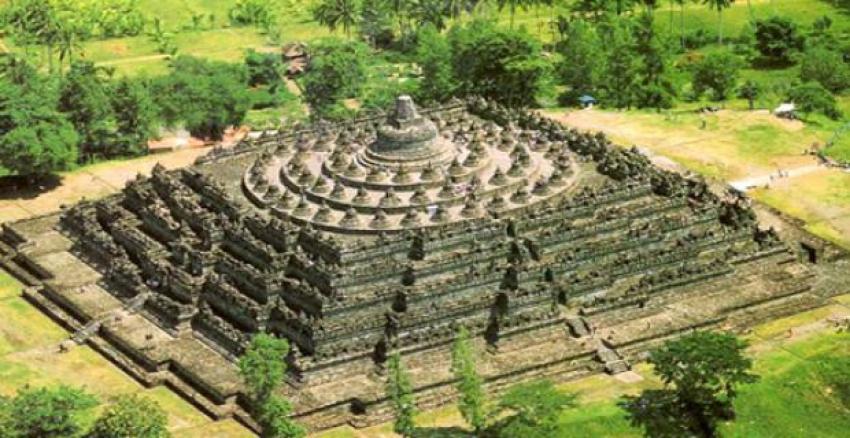 12Candi-Borobudur-Jawa-tengah.jpg