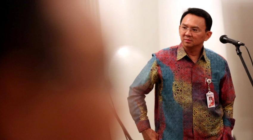 53ahok-batik-berdiri.jpg