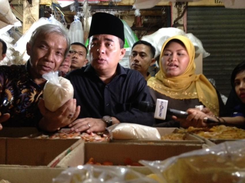 51akomdipasar.JPG