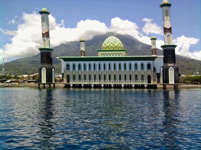 21masjid-terapung-almunawar.jpg