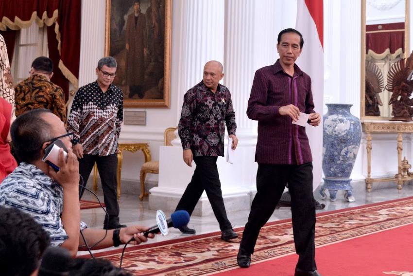 25JOKOWIBAWAKERTAS.jpg