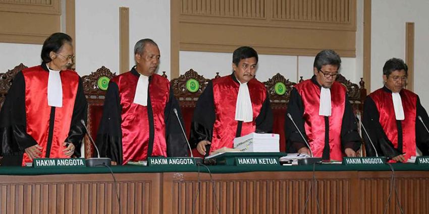 81hakim-ahok.jpg