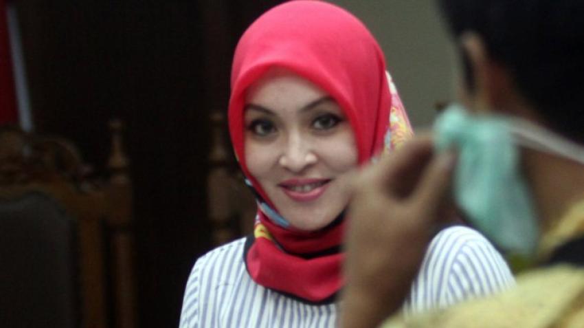 25angelina-sondakh-unggah-fotonya-berjilbab-merah_20170716_154927.jpg
