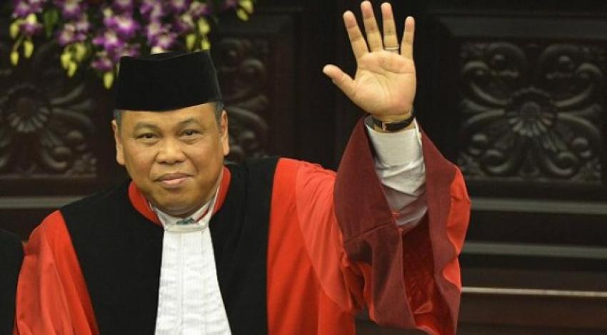 11Arief-Hidayat-Jadi-Ketua-MK-Periode-2015-2017-Menggantikan-Hamdan-Zoelva-640x354.jpg