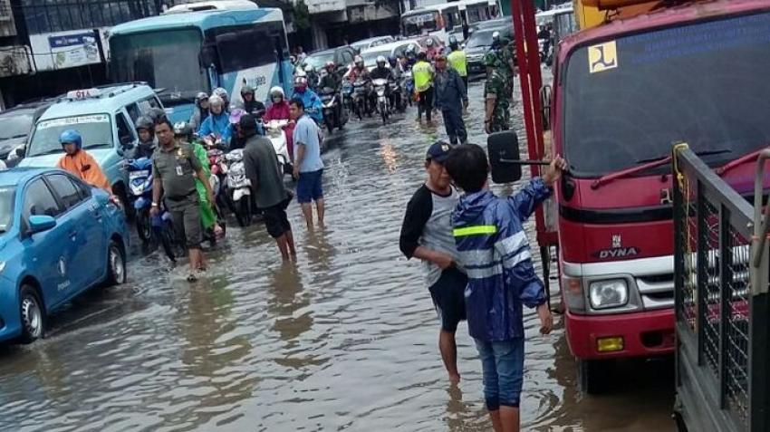 40suasana-jalan-jatinegara-barat-yang-tergenang-air_20170216_125105.jpg