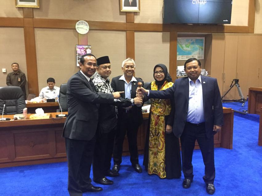 5Eni-Maulani-dilantik.jpg