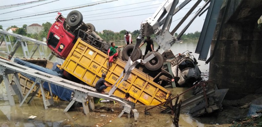 27Jembatan-Lamongan-putus-1.jpg.jpg