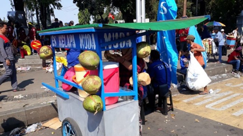 51pedagang-es-kelapa-muda-ketiban-rezeki-di-aksi-may-day_20180501_151215.jpg.jpg