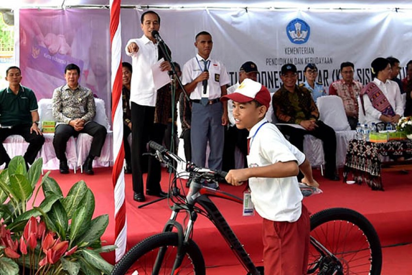 15Presiden-Joko-Widodo-saat-menyerahkan-Kartu-Indonesia-Pintar-di-Kota-Kupang.jpg.jpg