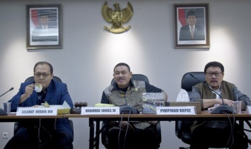 4ketua-tim-hak-angket-muhammad-sangaji-tengah-bersama-wakil-_150312193053-228.jpg.jpg