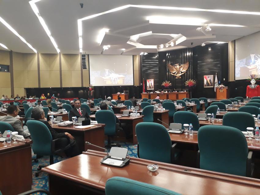 22Bangku-DPRD-DKI-Bara.jpg