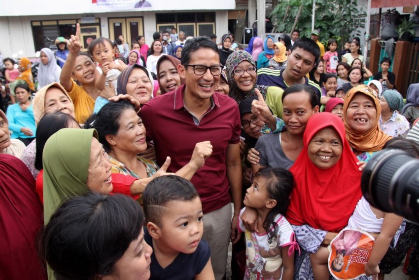 86Ibu-Ibu-dan-anak-anak-daerah-kemayoran-seru-menerima-Bang-Sandi-1024x683.jpg.jpg