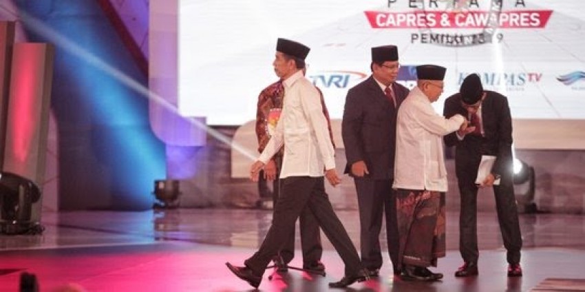 39sebelum-debat-dimulai-sandiaga-cium-tangan-maruf.jpeg.jpeg