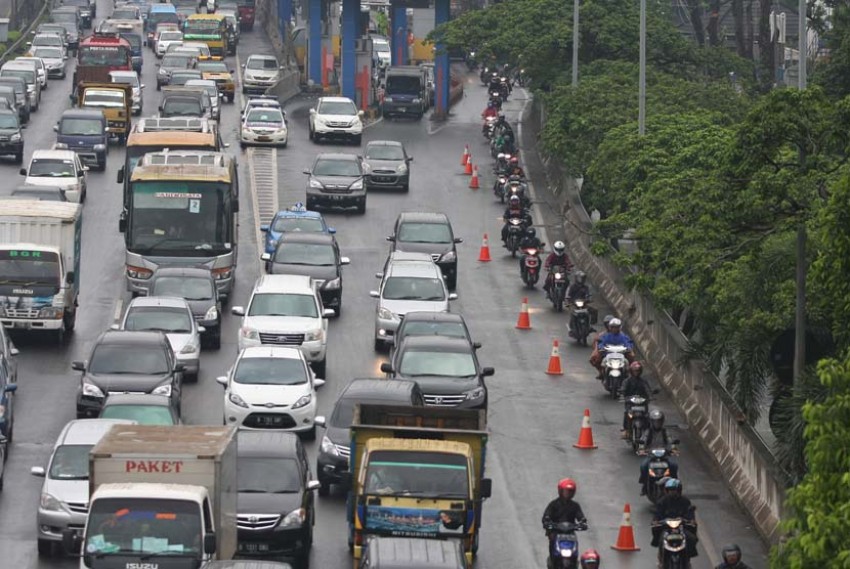 7pengendara-sepeda-motor-diarahkan-masuk-ke-ruas-jalan-tol-_140113185145-445.jpg.jpg