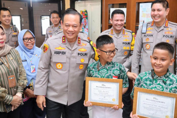 Kapolda Metro Jaya Apresiasi Kejujuran Siswa SD di Cipayung tscom_news_photo_1762406135.jpg